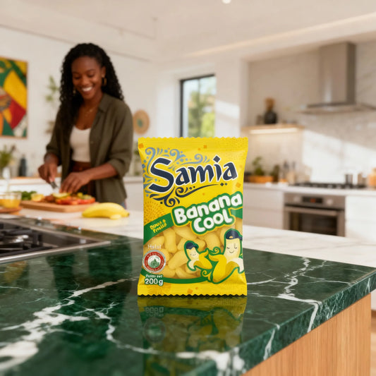 Bonbons Banane Halal - SAMIA sur un comptoir de cuisine moderne, avec une femme préparant des fruits en arrière-plan.