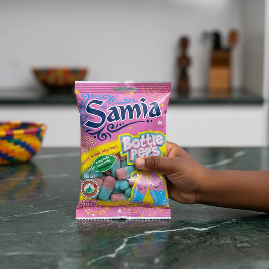 Main d'enfant tenant un sachet de bonbons halal SAMIA Bottle Pep's, friandises gélifiées fruitées et pétillantes certifiées halal.