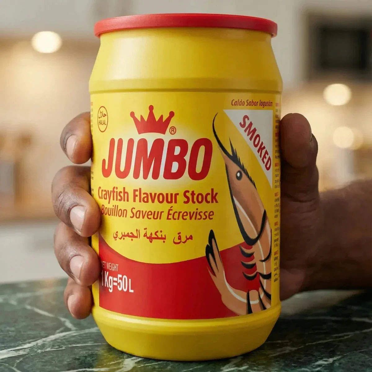 Doos gerookte garnalenbouillon JUMBO 1 kg in de hand gehouden. Gele en rode verpakking.