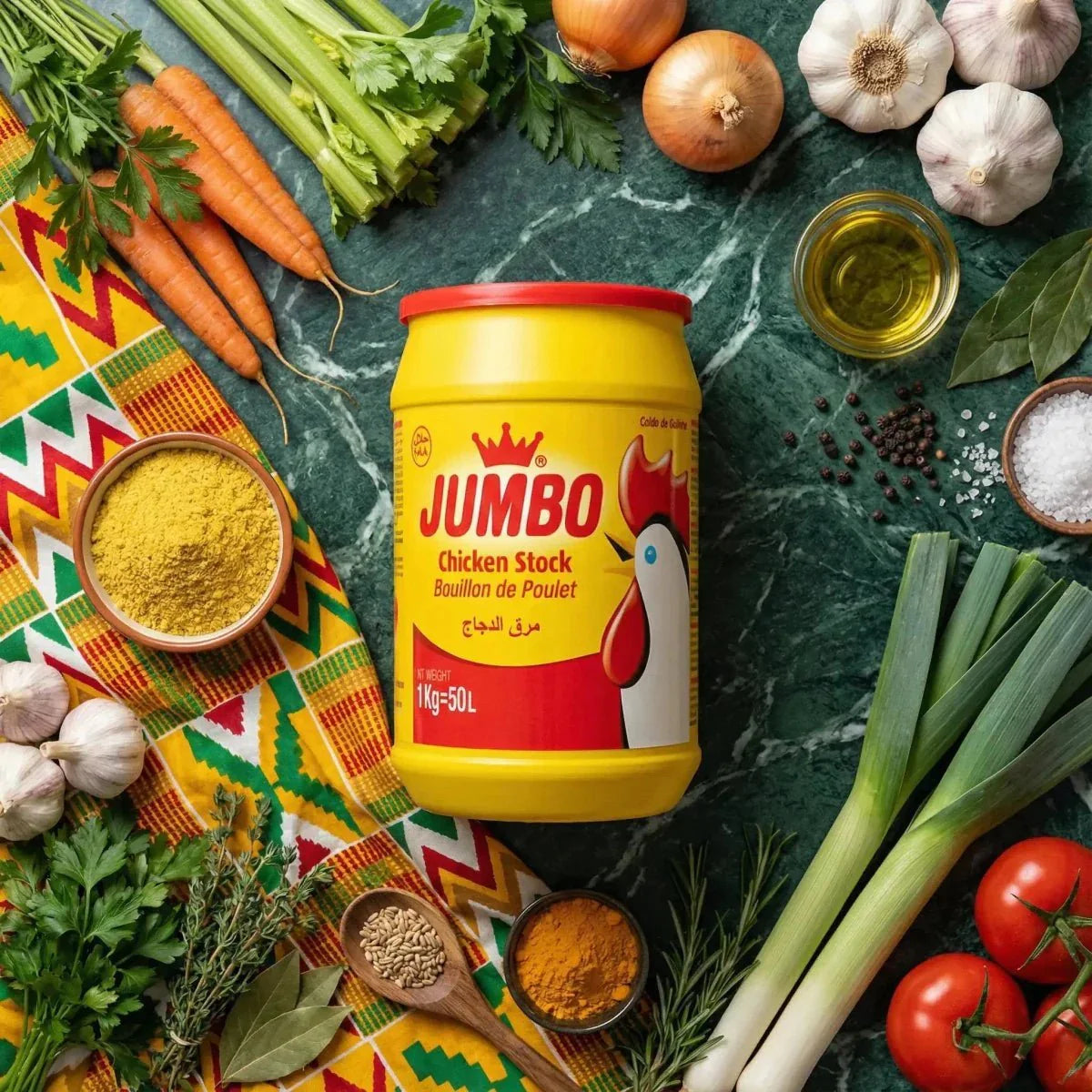 Pentola gialla di brodo di pollo JUMBO circondata da ingredienti freschi: verdure, erbe, spezie.