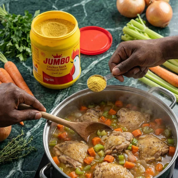 Bouillon de poulet JUMBO 1kg en poudre versé dans une soupe de légumes au poulet. Carottes.