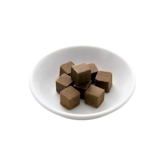 Cubes de bouillon étoile MAGGI déshydraté présentés dans une assiette blanche, parfaits pour soupes, viandes et plats mijotés.