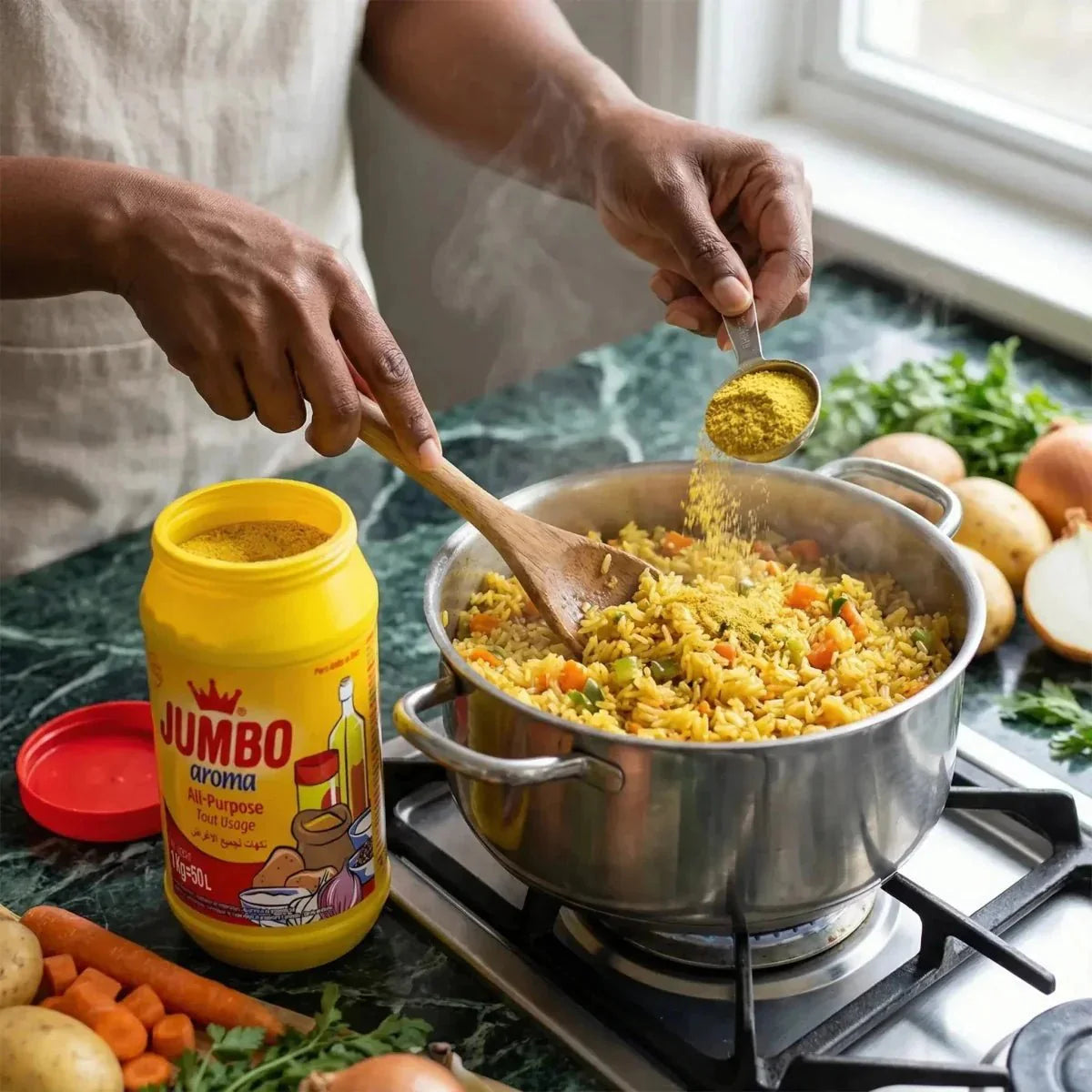 Keuken: toevoegen van JUMBO bouillonpoeder aan een groenterijstgerecht op een fornuis.