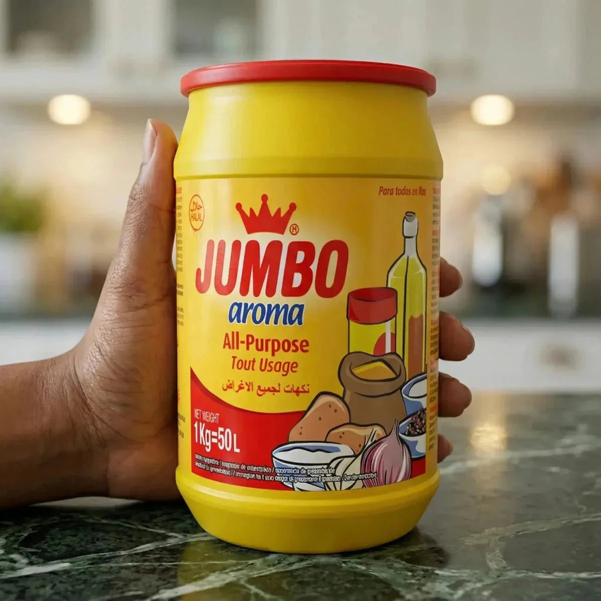 Bouillonpoeder Jumbo aroma in een gele en rode ton, vastgehouden voor een keukenbalie.