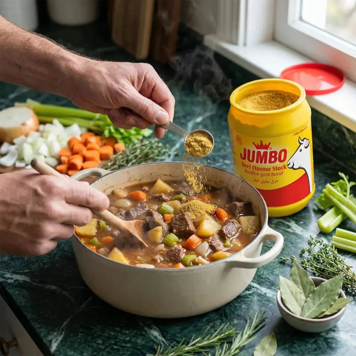 Bereiding van een rundvleesstoofpot met JUMBO poederbouillon, gele en rode pot.