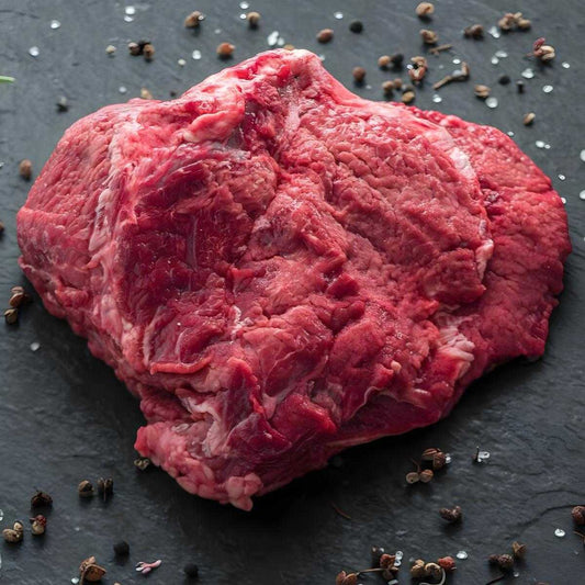 Pièce de joue de bœuf fraîche sur ardoise avec épices, parfaite pour bourguignon. Bourguignon de boeuf (joue) - VIANDE - NKOSI.