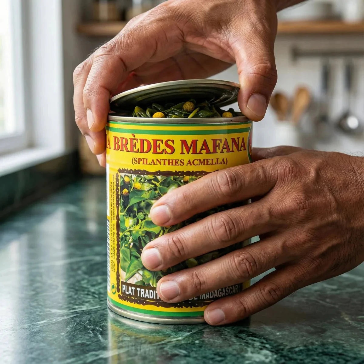 Open box of Brèdes Mafana, hands closing the lid.