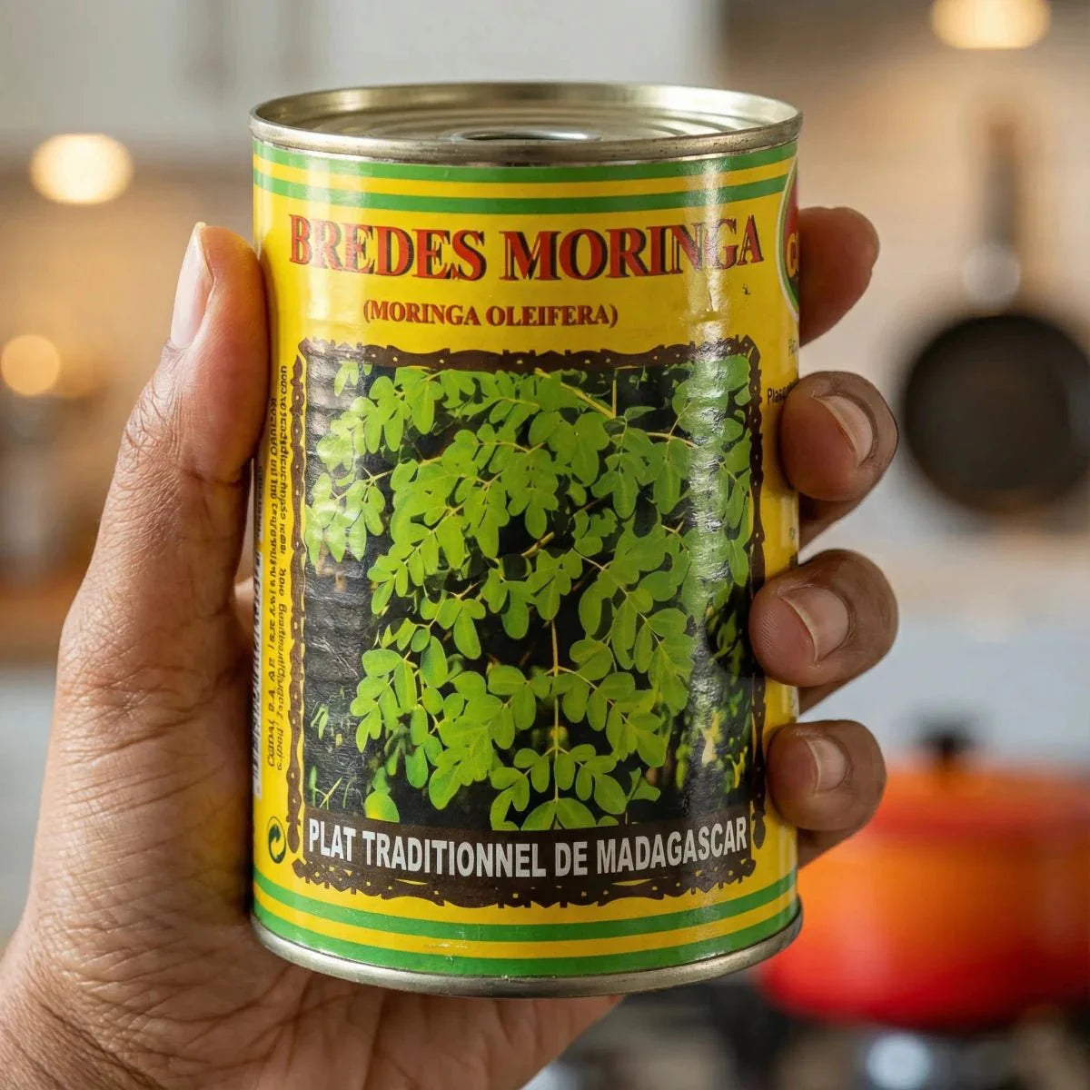 Conserve de brèdes moringa par CODAL, avec une étiquette jaune vif et une image de la plante.
