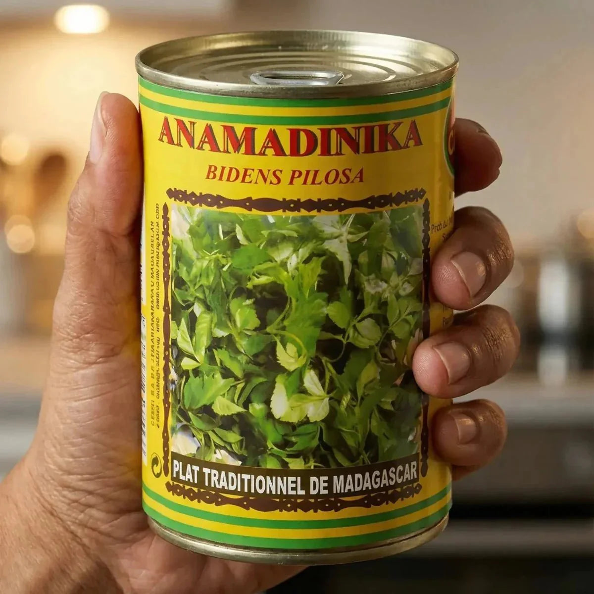 Anamadinika-Konserve (Bidens Pilosa), traditionelles Gericht aus Madagaskar, gelb-grüne Verpackung.