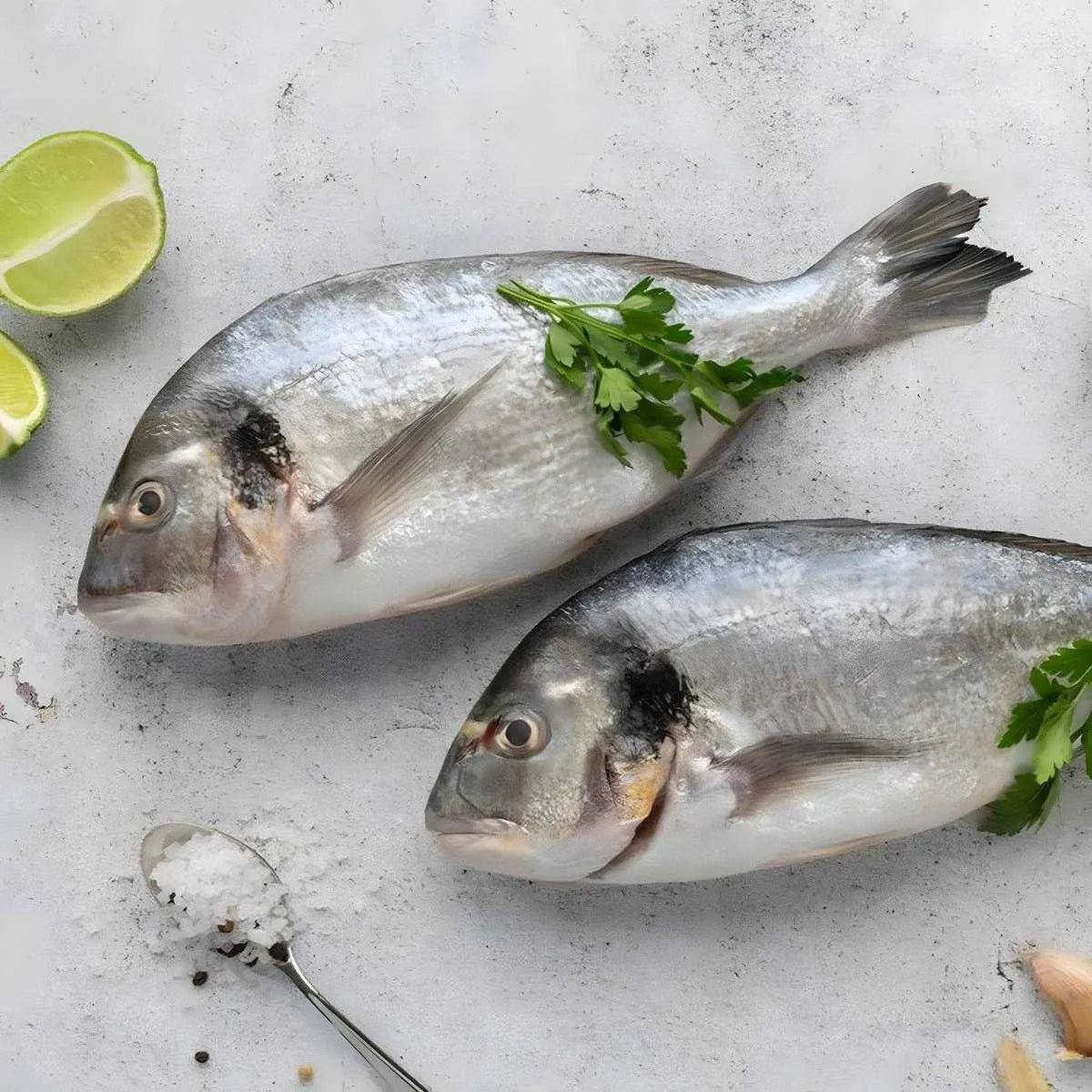 Deux Burros / Carpes grises fraîches avec citron vert et persil, parfaites pour recettes de poisson savoureuses - POISSON - NKOSI.