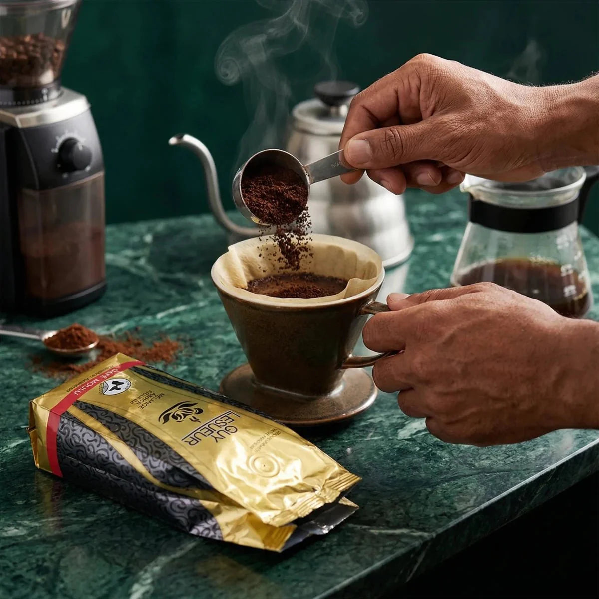 Gemalen koffie GUY LESUEUR Robusta/Arabica in filter gegoten. Koffiemachine, pot.