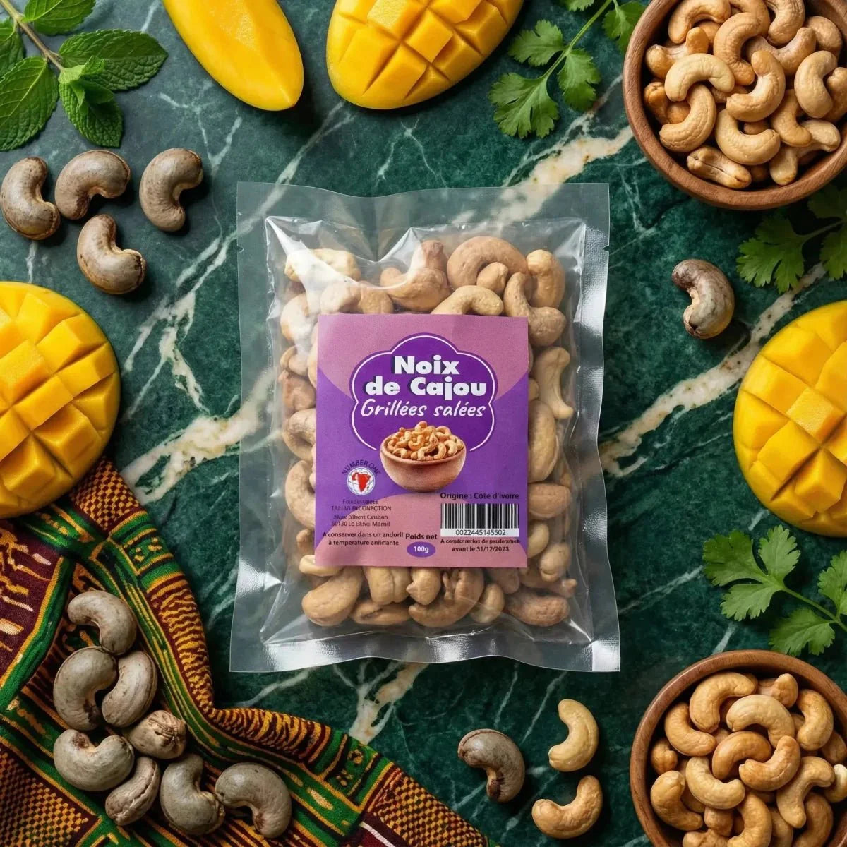 Gezouten geroosterde cashewnoten Number One op tafel met mango's, koriander, munt.