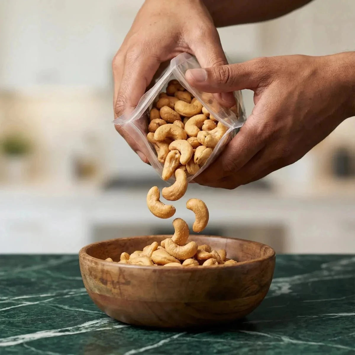 Geroosterde cashew NUMBER ONE: Een zak cashewnoten wordt in een houten kom gegoten.