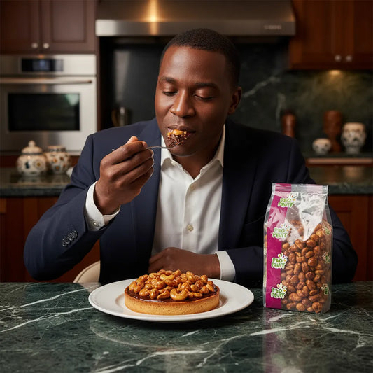 Homme dégustant une tarte garnie d’arachides sucrées PROFRUIT - Saveur et Croquant, idéale comme dessert ou collation raffinée.