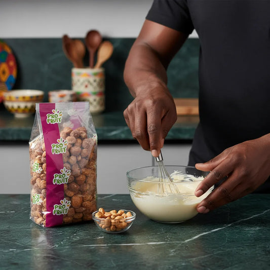 Préparation culinaire avec arachides sucrées PROFRUIT - Saveur et Croquant, ajoutant du croquant sucré à vos desserts faits maison.