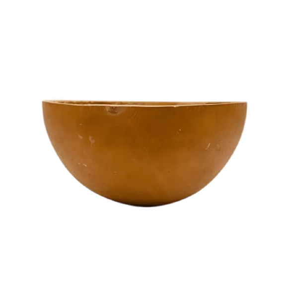 Afrikaanse kalebas, middelgroot formaat. Een halve lichtbruine kalebas op een zwarte achtergrond.