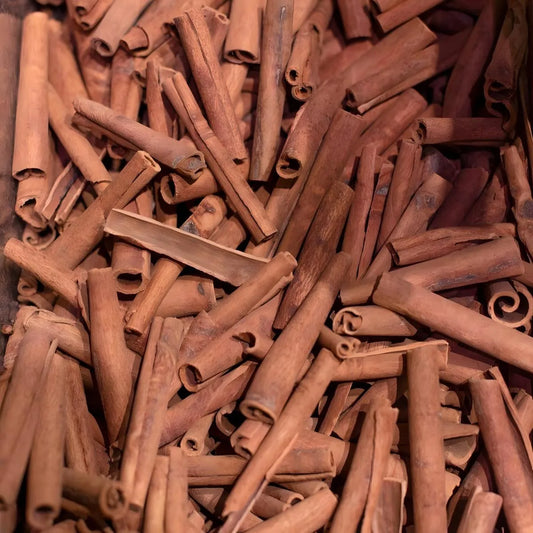 Gros plan sur des bâtons de cannelle SAMIA en vrac, texture naturelle et couleur brun chaud, parfaits pour assaisonner plats et desserts.