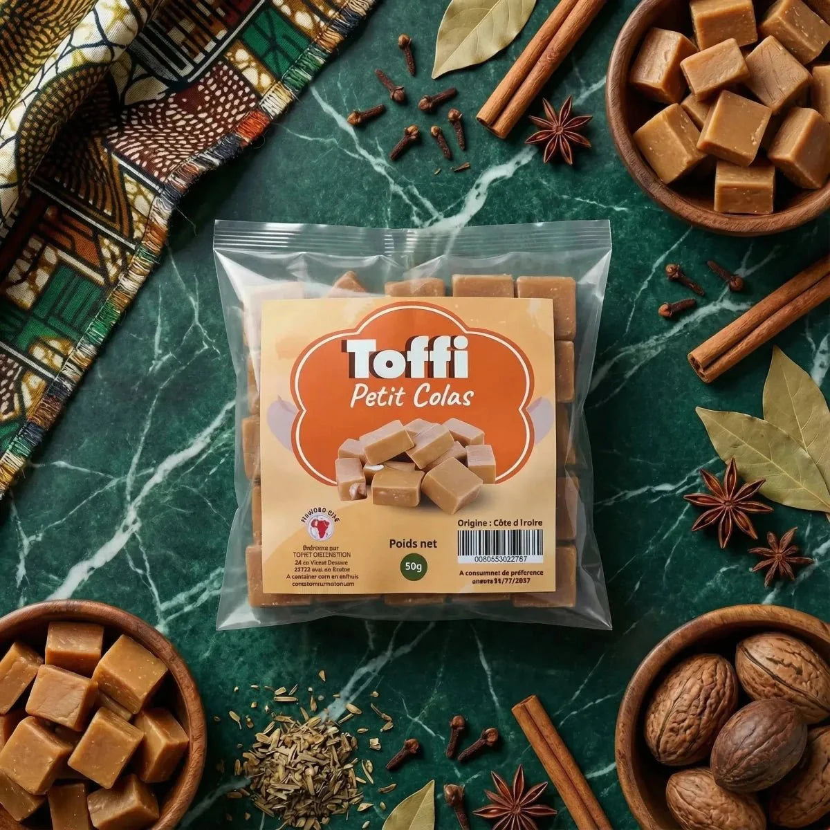 Caramels Toffi Petit Colas de NUMBER ONE sur fond vert marbré, entourés d'épices, noix.
