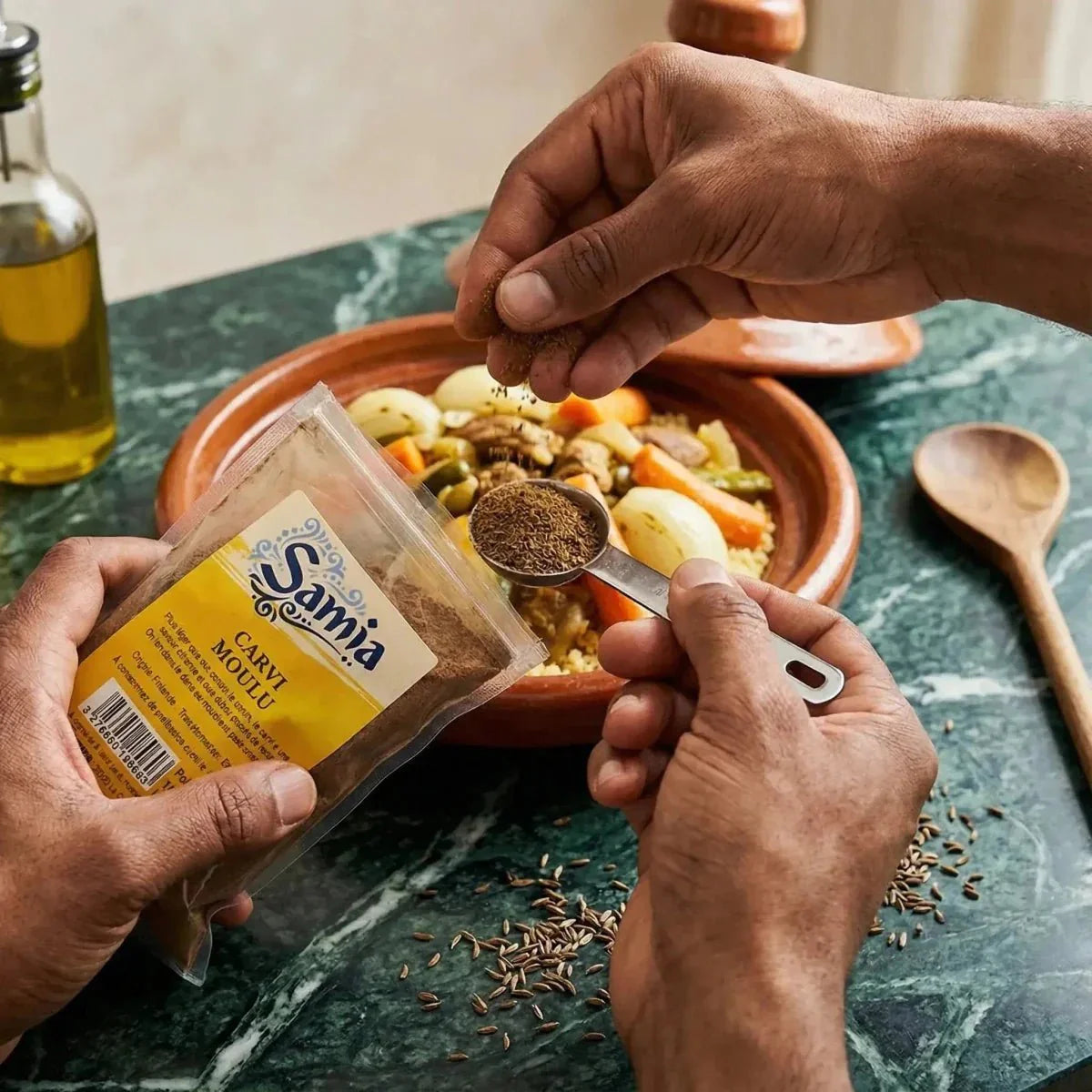 Samia Carvi Moulu : une personne saupoudre des épices sur un tajine de légumes.