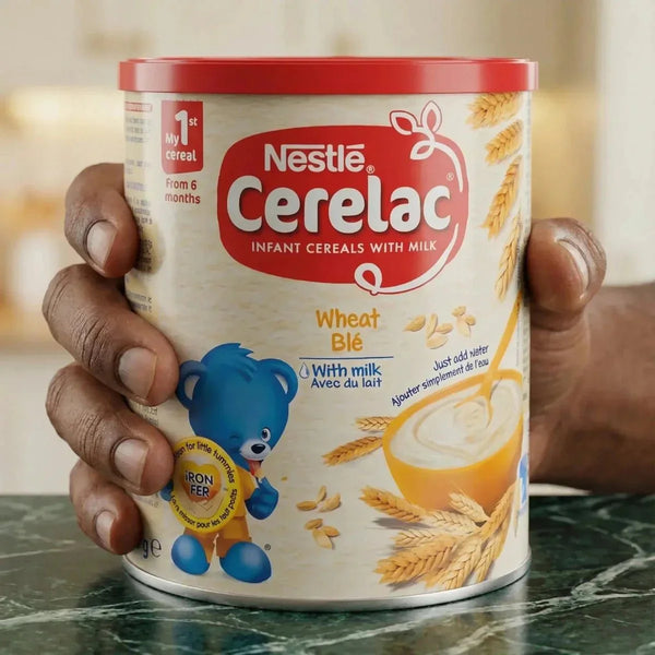 Boîte de céréales Nestlé Cerelac blé-lait 400g tenue par une main. Aliment pour bébé.