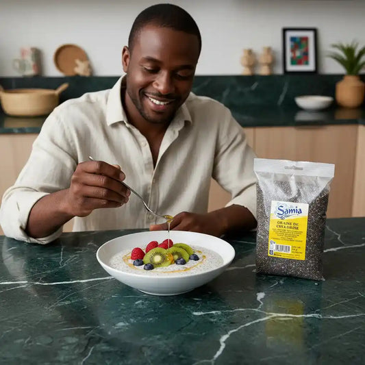 Homme dégustant un bol de chia pudding avec fruits frais et graines de chia grises SAMIA, super-aliment pour un repas sain et complet.