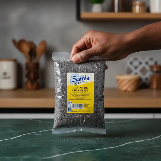 Main tenant un sachet de graines de chia grises SAMIA, produit d’épicerie salée pour une alimentation équilibrée et naturelle.