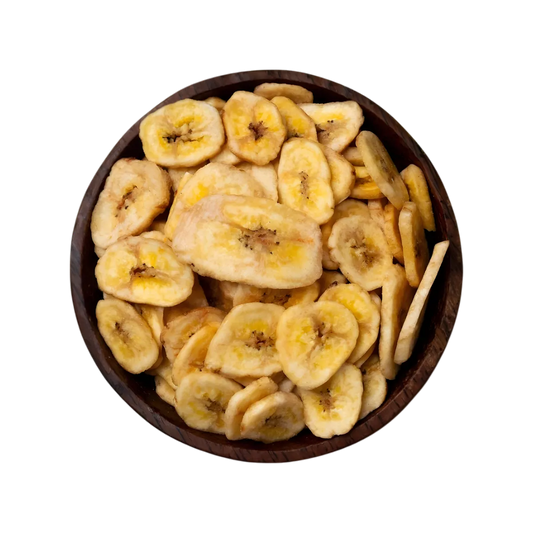 Chips de banane PROFRUIT servies dans un bol en bois, fines et dorées, idéales comme en-cas fruité et croustillant.