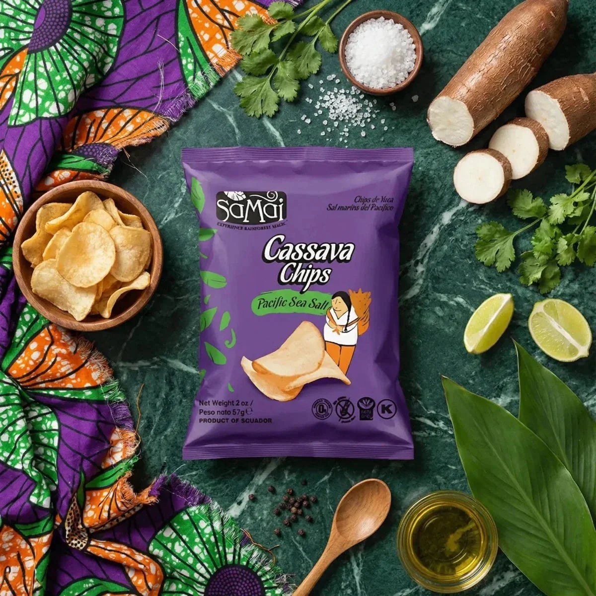 Cassavechips SAMAI. Een paarse zak in het midden omringd door ingrediënten: yuca, koriander.