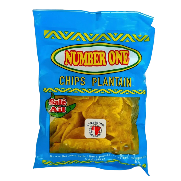 Sachet bleu de chips de plantain à l'ail N°1 : chips jaunes, label de la marque.