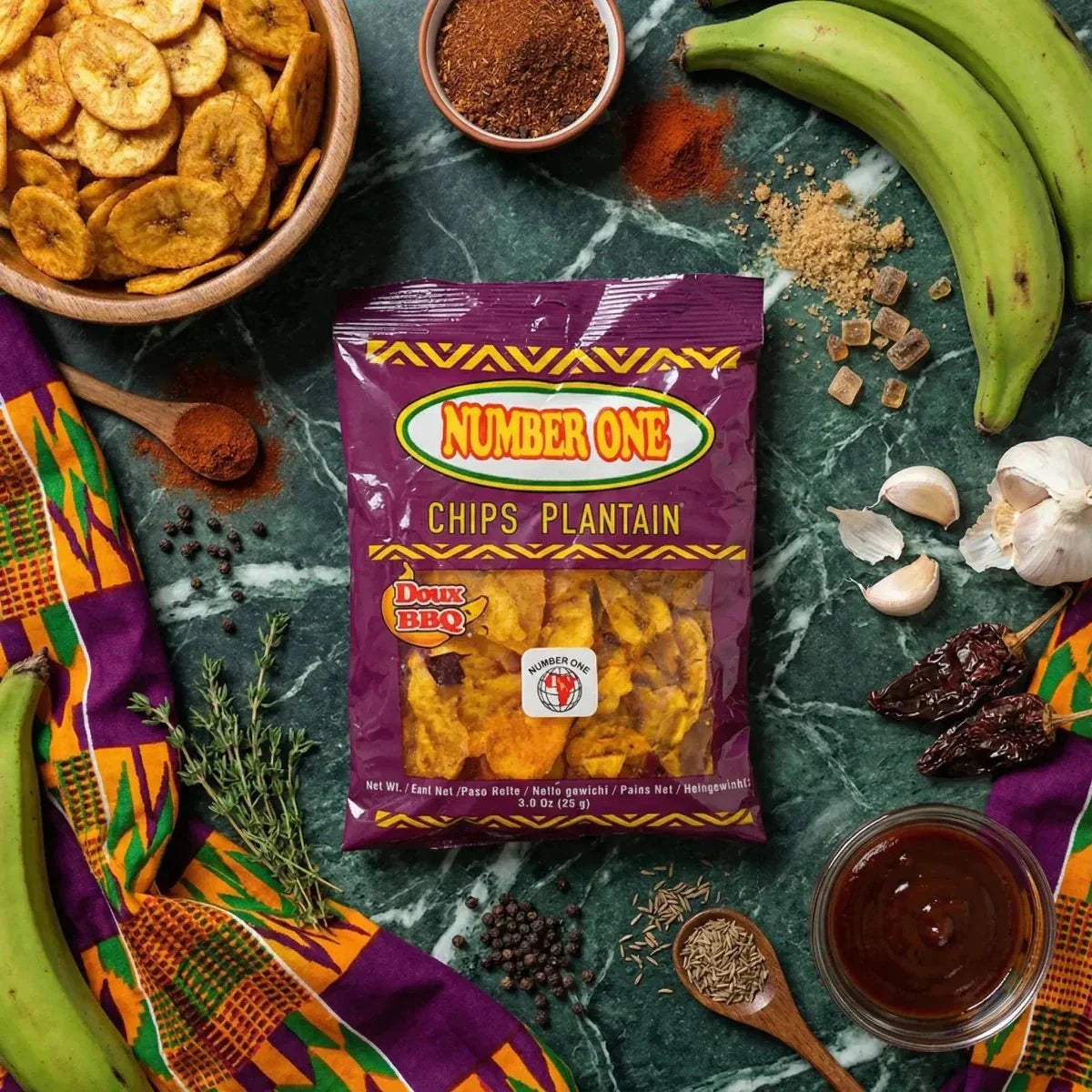 BBQ bakbanaanchips Nr. 1, kleurrijk kookingrediënt op gemarmerde achtergrond: kruiden.