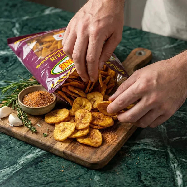 Chips de plantain BBQ N°1 versées d'un sachet sur une planche avec épices, ail.