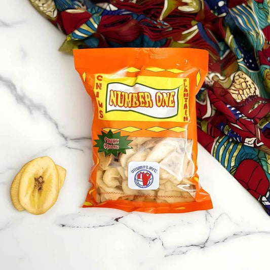 Sachet de Chips Plantain Épicées N°1 posé sur tissu coloré, snack croquant alliant douceur et épices, parfait pour l'épicerie salée.