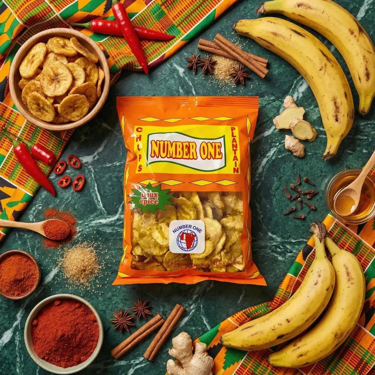 Chips di platano dolce speziate N°1, presentate con banane fresche.