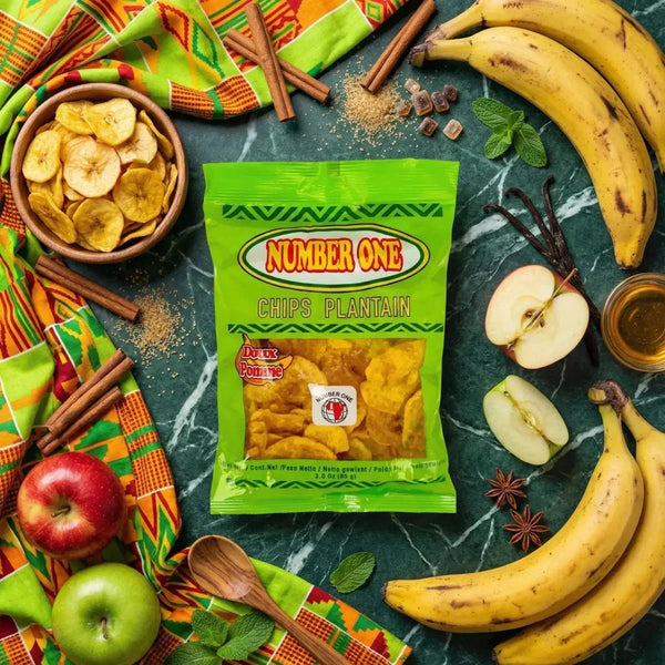 Chips de plantain N°1 : photo gourmande avec fruits, épices et bol de chips sur une table verte.