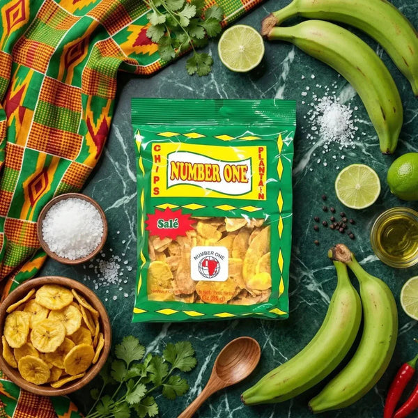 Chips de plantain salées N°1 entourés de plantains verts, lime, huile, piment, coriandre.