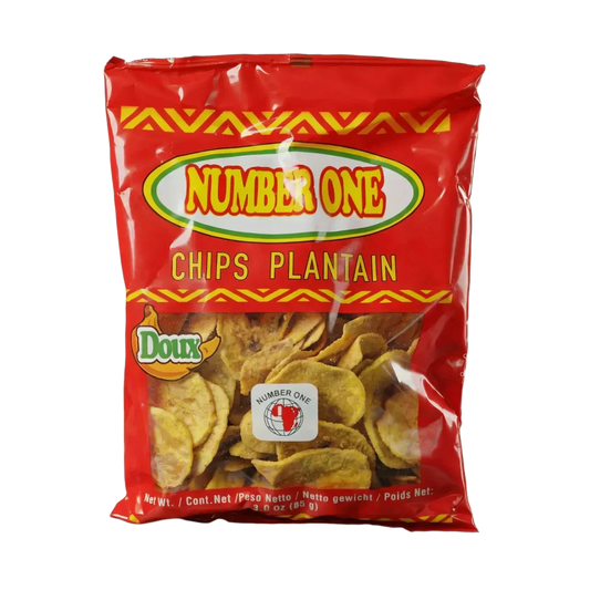 Rode zak met zoete bakbanaanchips nr. 1, close-up op zwarte achtergrond.