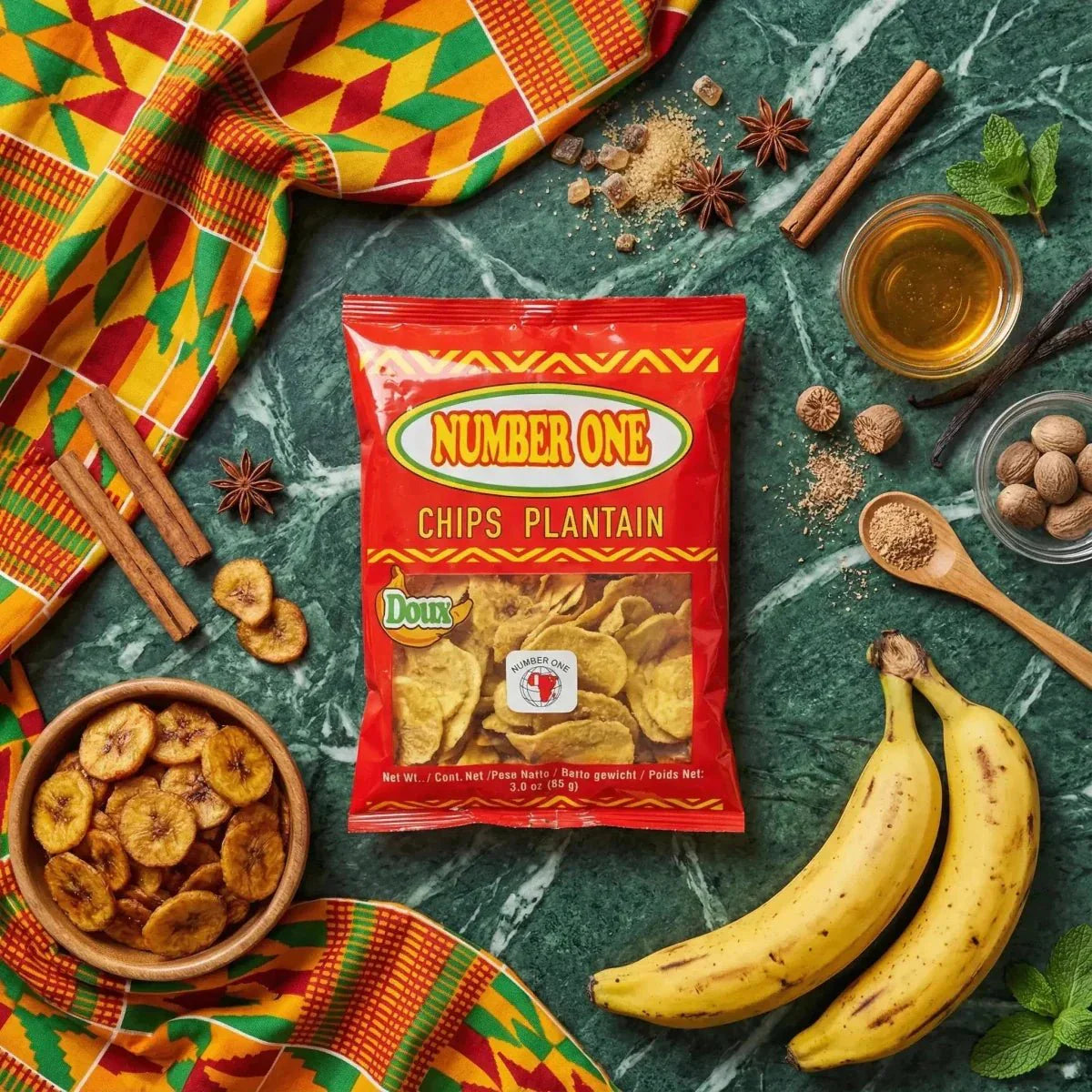 Chips di platano dolci N°1 su sfondo verde marmorizzato con platani, spezie, miele e tessuto colorato.