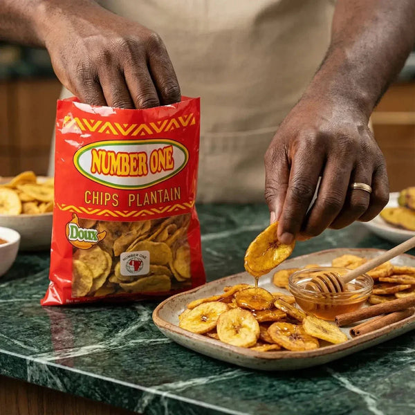Chips de plantain sucrées Doux N°1 (85g). Un homme prend une chips dans le paquet pour la.