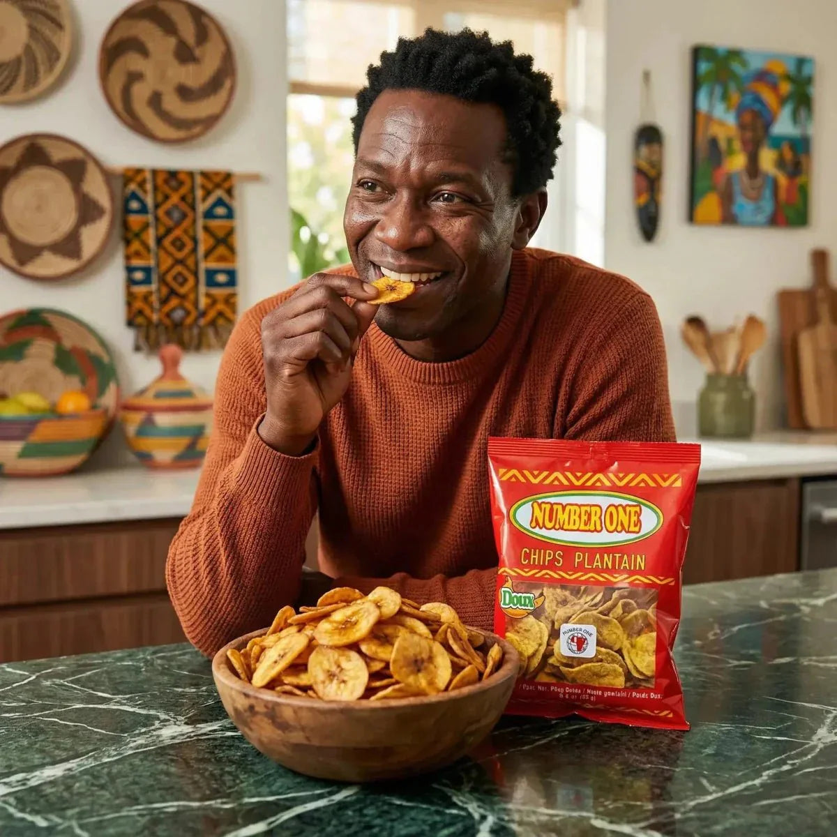 Un uomo gusta delle chips di platano dolce N°1, accanto alla confezione e a una ciotola piena di chips.