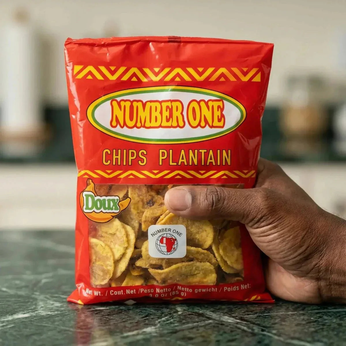 Chips di platano dolci di Number One, presentate in una bustina rossa decorata con motivi aztechi.