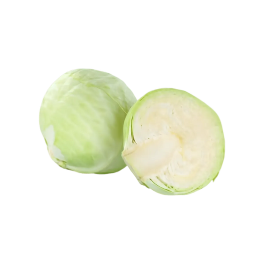 Chou blanc frais coupé en deux, montrant son cœur dense et feuilles serrées, parfait pour cuisine polyvalente.