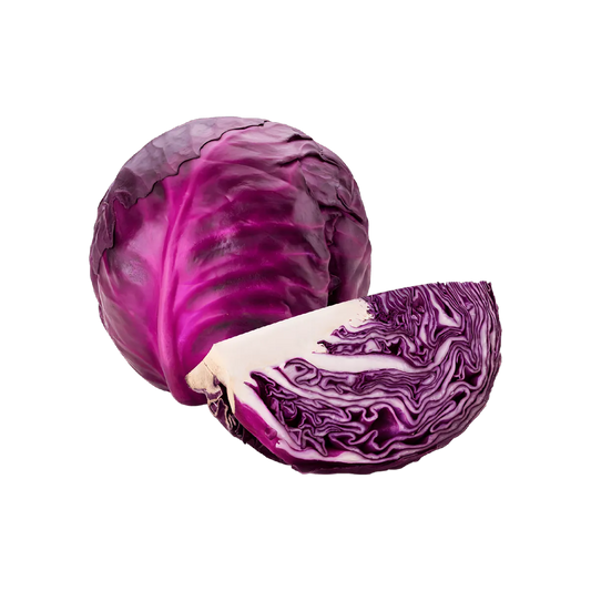 Chou rouge bio coupé, révélant sa texture croquante et ses nuances violettes, parfait pour salades et plats cuisinés.