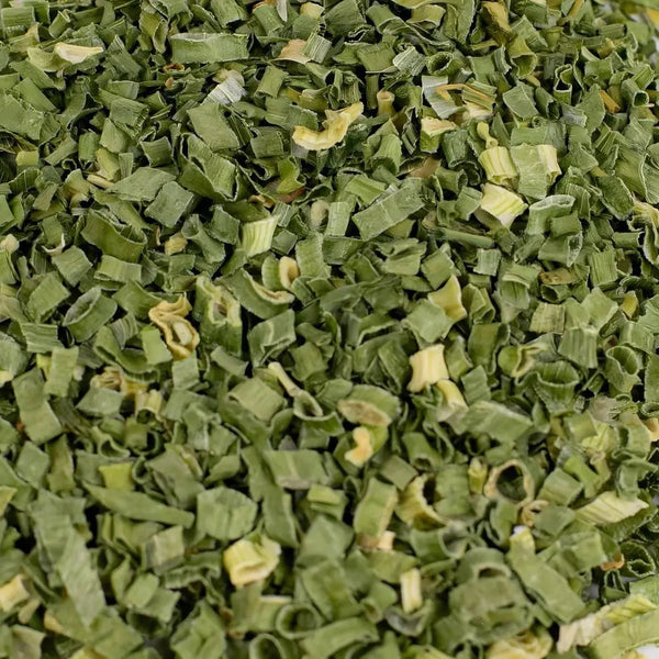 Ciboulette entière par SAMIA, vue rapprochée de la texture et de la couleur verte.