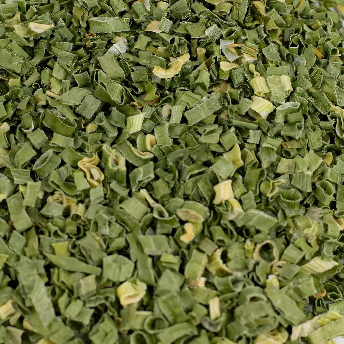 Gros plan sur la ciboulette entière SAMIA séchée, texture croquante et couleur verte intense, idéale pour assaisonnement naturel.