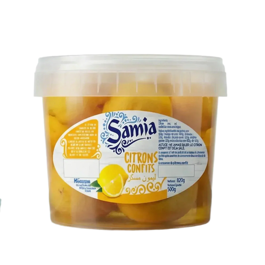 Nahaufnahme eines Glases mit eingelegten Zitronen von SAMIA. Etikett mit Namen und Informationen.