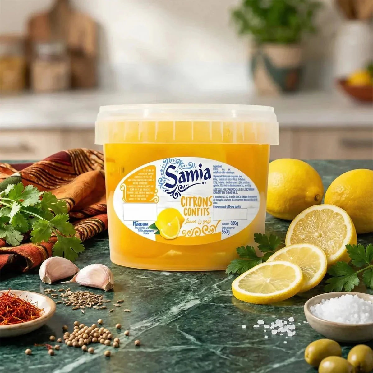 Glas mit eingelegten Zitronen von Samia, umgeben von Zitronen, Gewürzen, frischen Kräutern und Knoblauch.