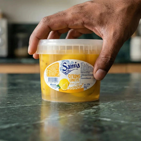 Citrons confits par Samia dans un récipient en plastique transparent.