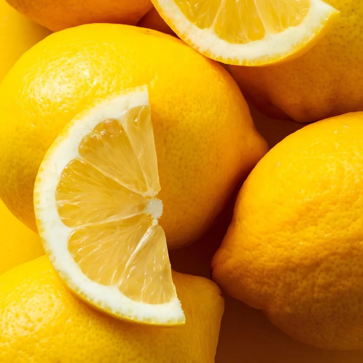 Gros plan sur des citrons frais tranchés, ingrédient de base des citrons confits SAMIA, riches en goût et en fraîcheur.