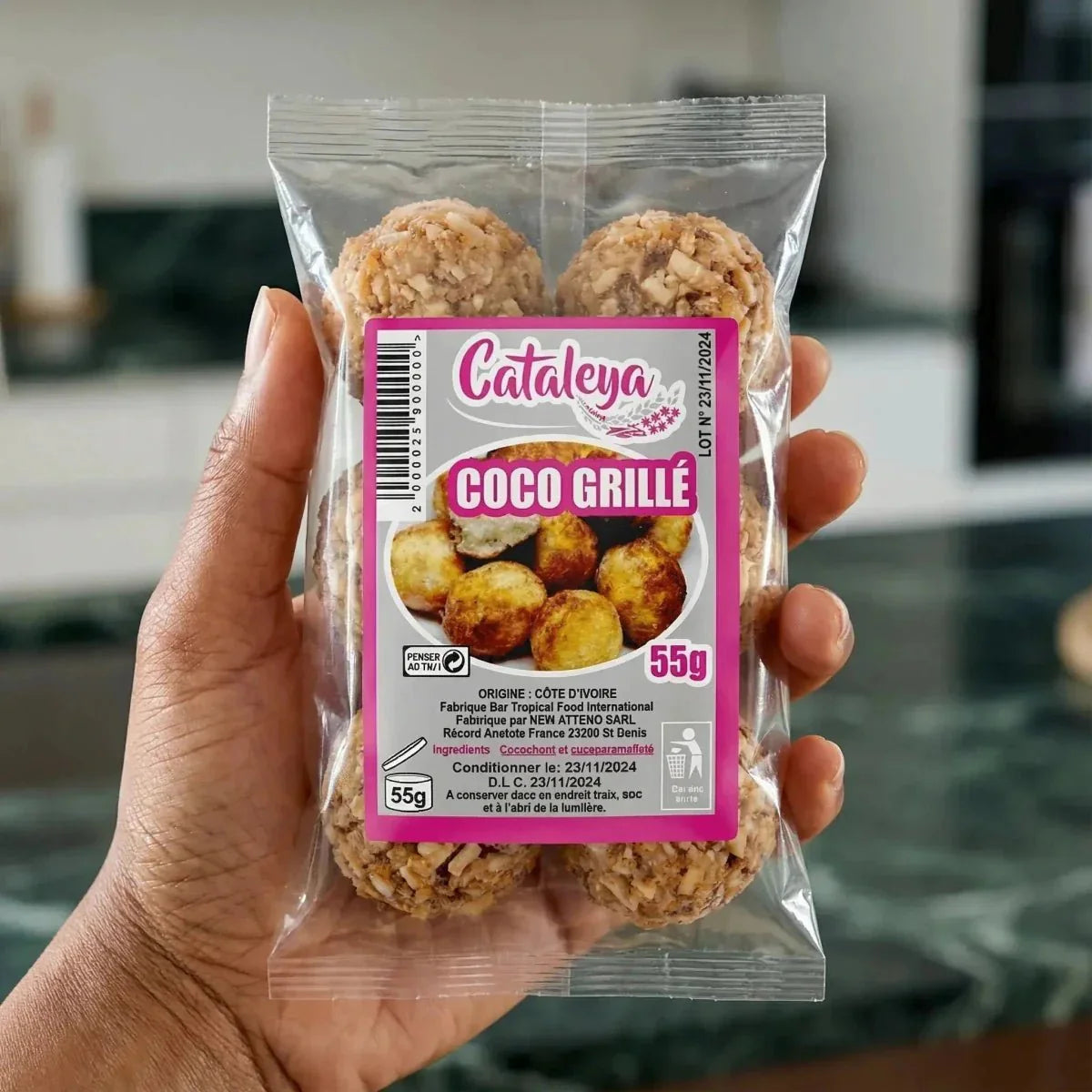 Sachet de Coco Grillé CATALEYA tenu à la main.