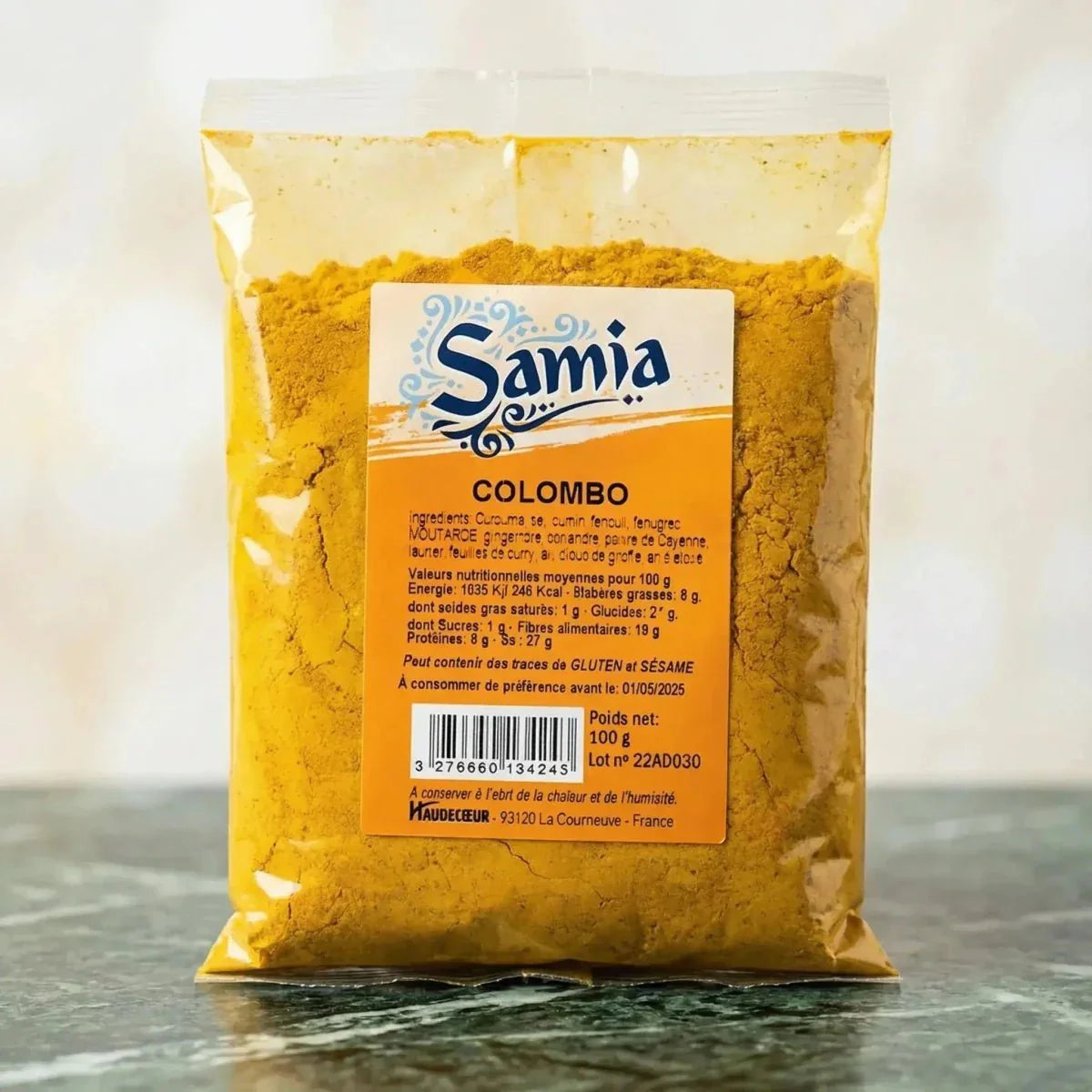 Colombo-Gewürze von Samia, gelbes Pulver, in einem transparenten Beutel.